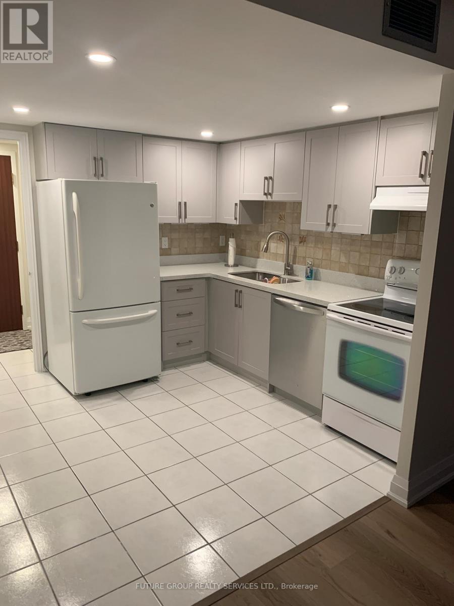 1204 - 880 Dundas Street W, Mississauga, Ontario  L5C 4H3 - Photo 3 - W12717540