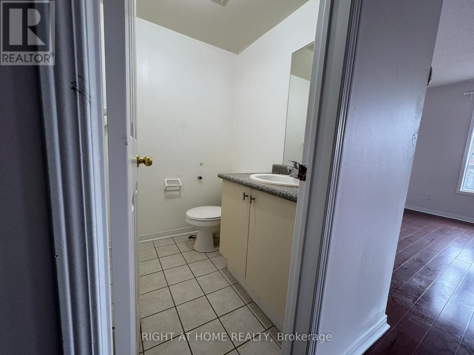 Upper And Main - 830 Avonshire Court, Mississauga, Ontario  L5V 2P2 - Photo 5 - W12719288