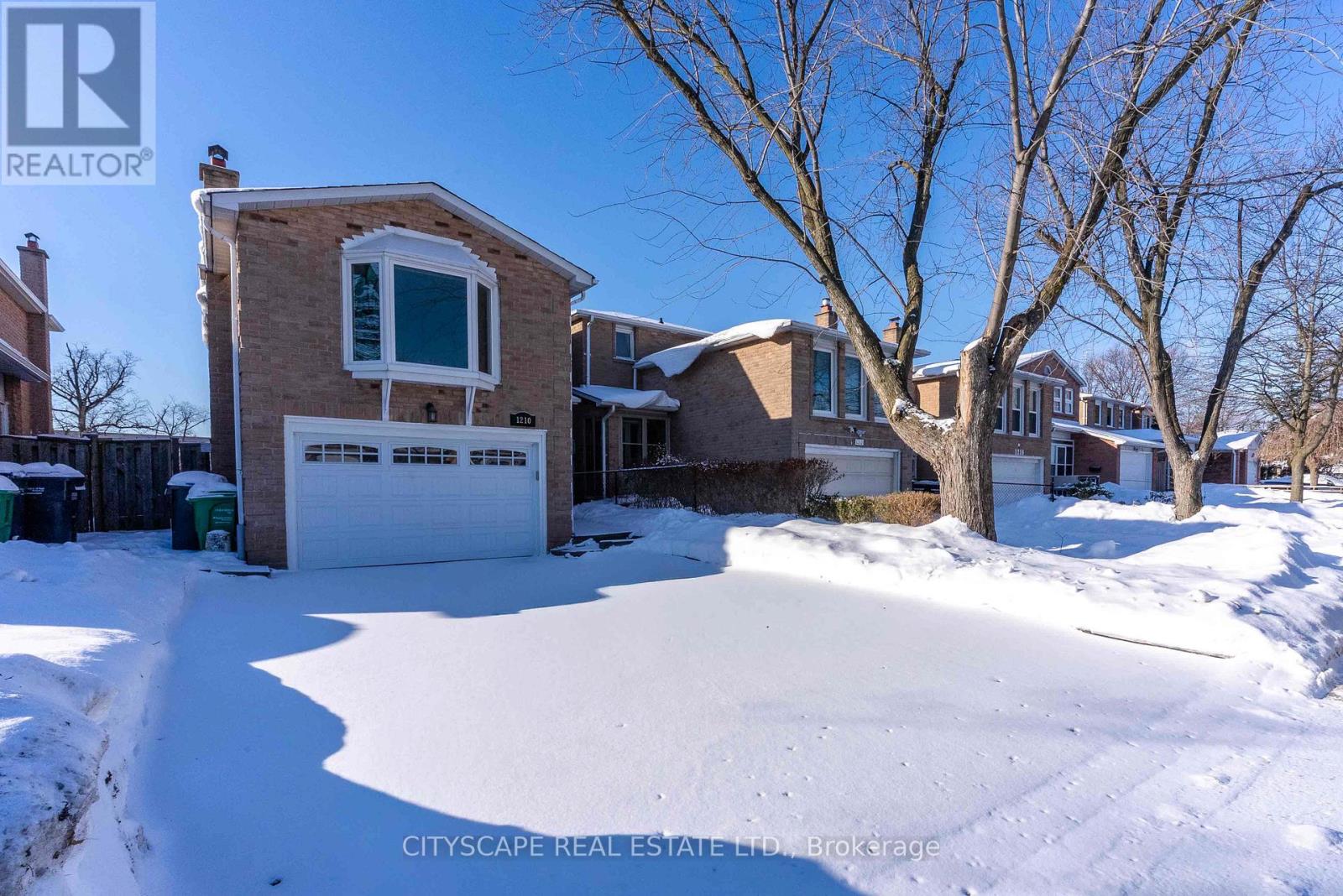 1210 Shagbark Crescent, Mississauga, Ontario  L5C 3P3 - Photo 3 - W12719348