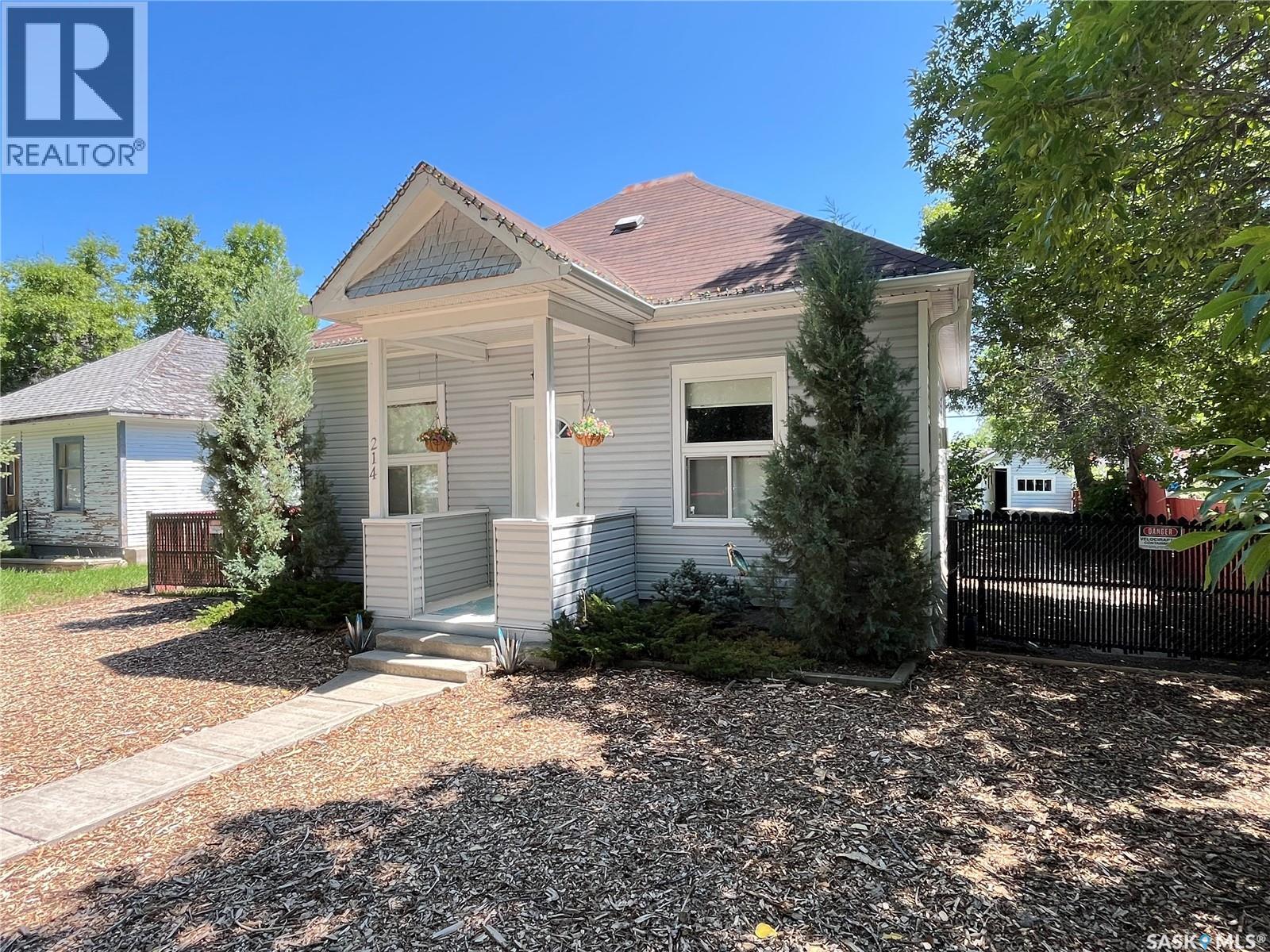 214 Marsh Street, Maple Creek, Saskatchewan  S0N 1N0 - Photo 2 - SK027224