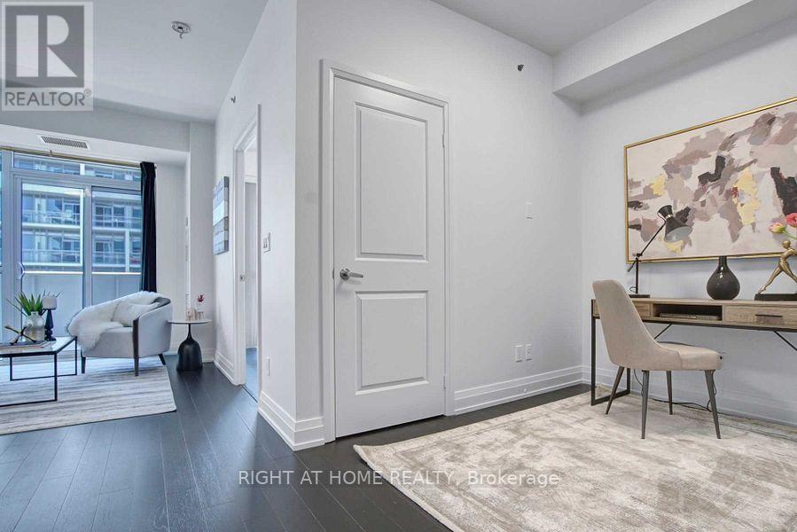 906 - 65 Speers Road, Oakville, Ontario  L6K 3V5 - Photo 2 - W12719402