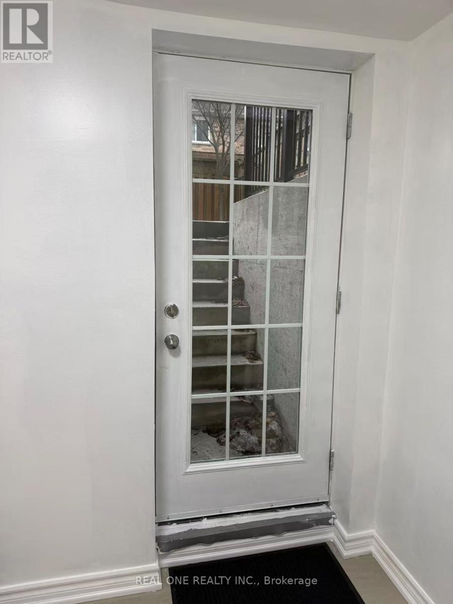 826 Winterton Way, Mississauga, Ontario  L5V 2A5 - Photo 3 - W12719424