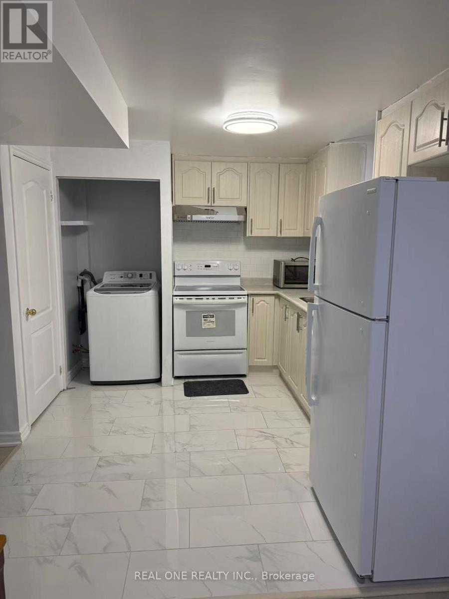 826 Winterton Way, Mississauga, Ontario  L5V 2A5 - Photo 4 - W12719424