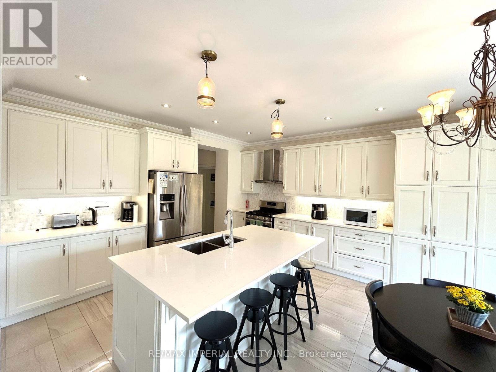 131 Beaveridge Avenue, Oakville, Ontario  L6H 7C4 - Photo 7 - W12719456