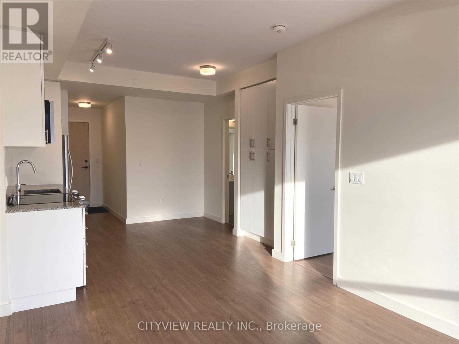 101 - 150 Sabina Drive, Oakville, Ontario  L6H 7C3 - Photo 3 - W12719464