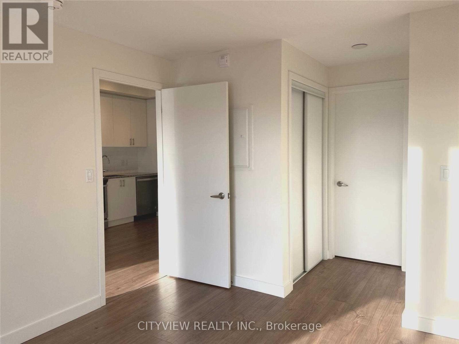 101 - 150 Sabina Drive, Oakville, Ontario  L6H 7C3 - Photo 6 - W12719464