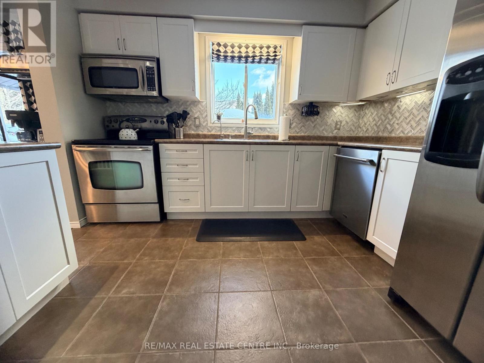 15 Gees Way, Cambridge, Ontario  N3C 4M5 - Photo 9 - X12678014