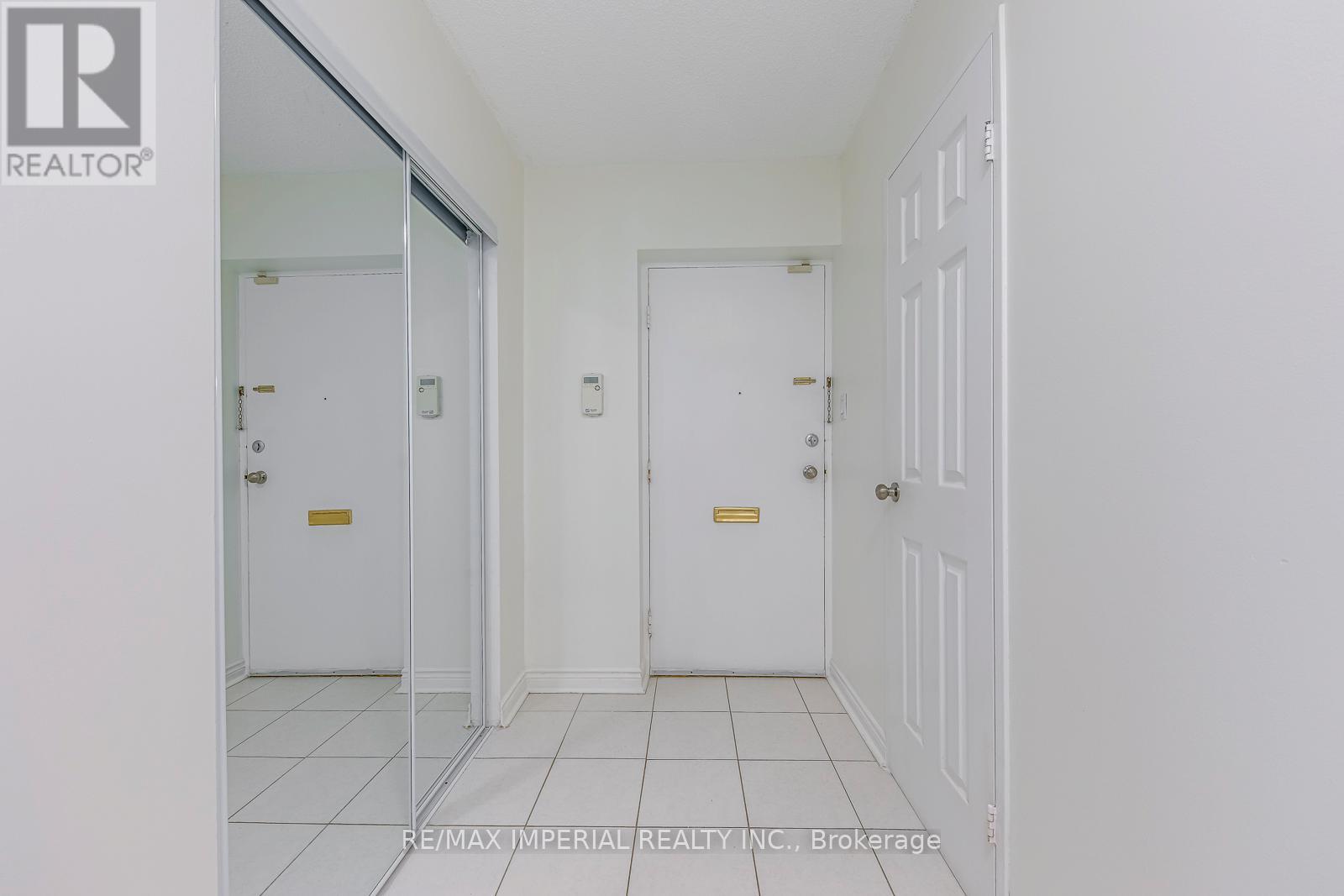 24 - 2035 South Millway Drive, Mississauga, Ontario  L5L 1R7 - Photo 4 - W12719476