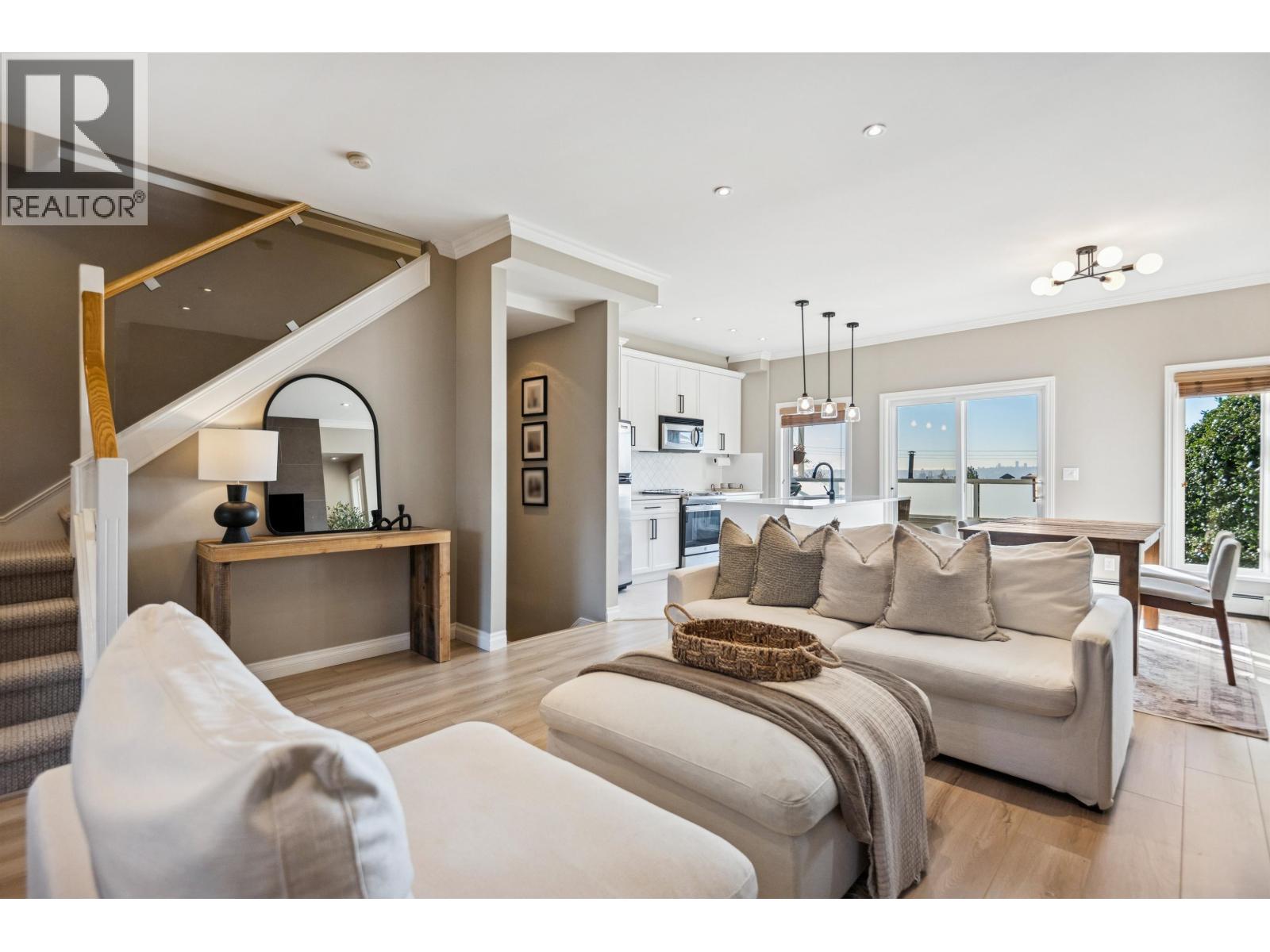 333 E Keith Road, North Vancouver, British Columbia  V7L 1V6 - Photo 3 - R3081053