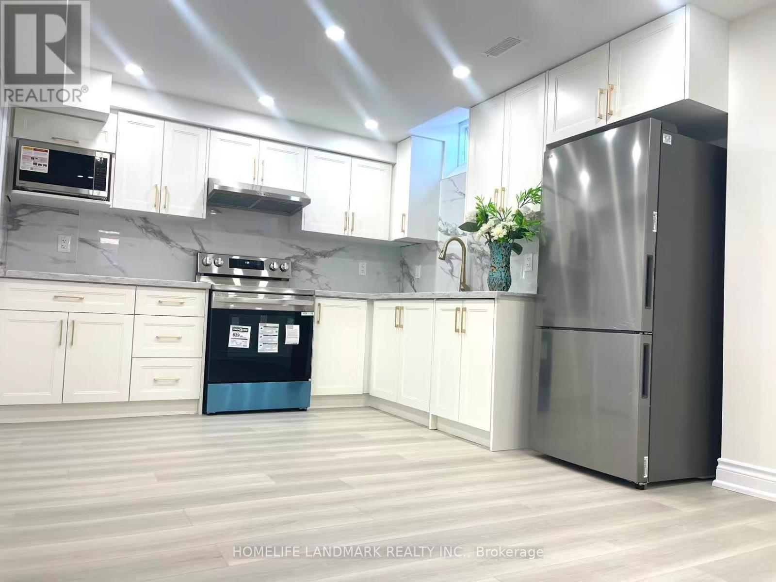 252 BOREALIS AVENUE, Aurora, Ontario