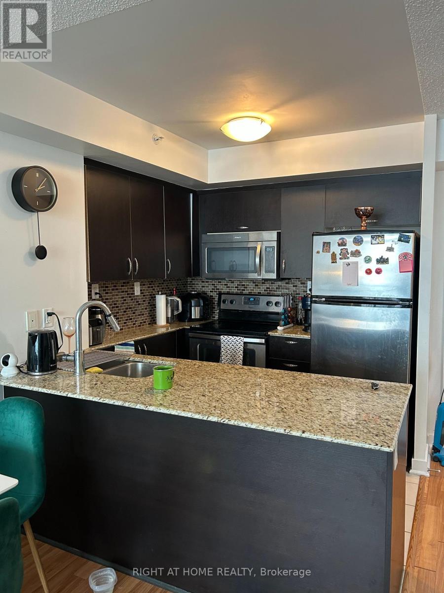 <div class="slider-price">$2,250 Monthly</div><p>405 - 5740 Yonge Street, Toronto, Ontario</p>