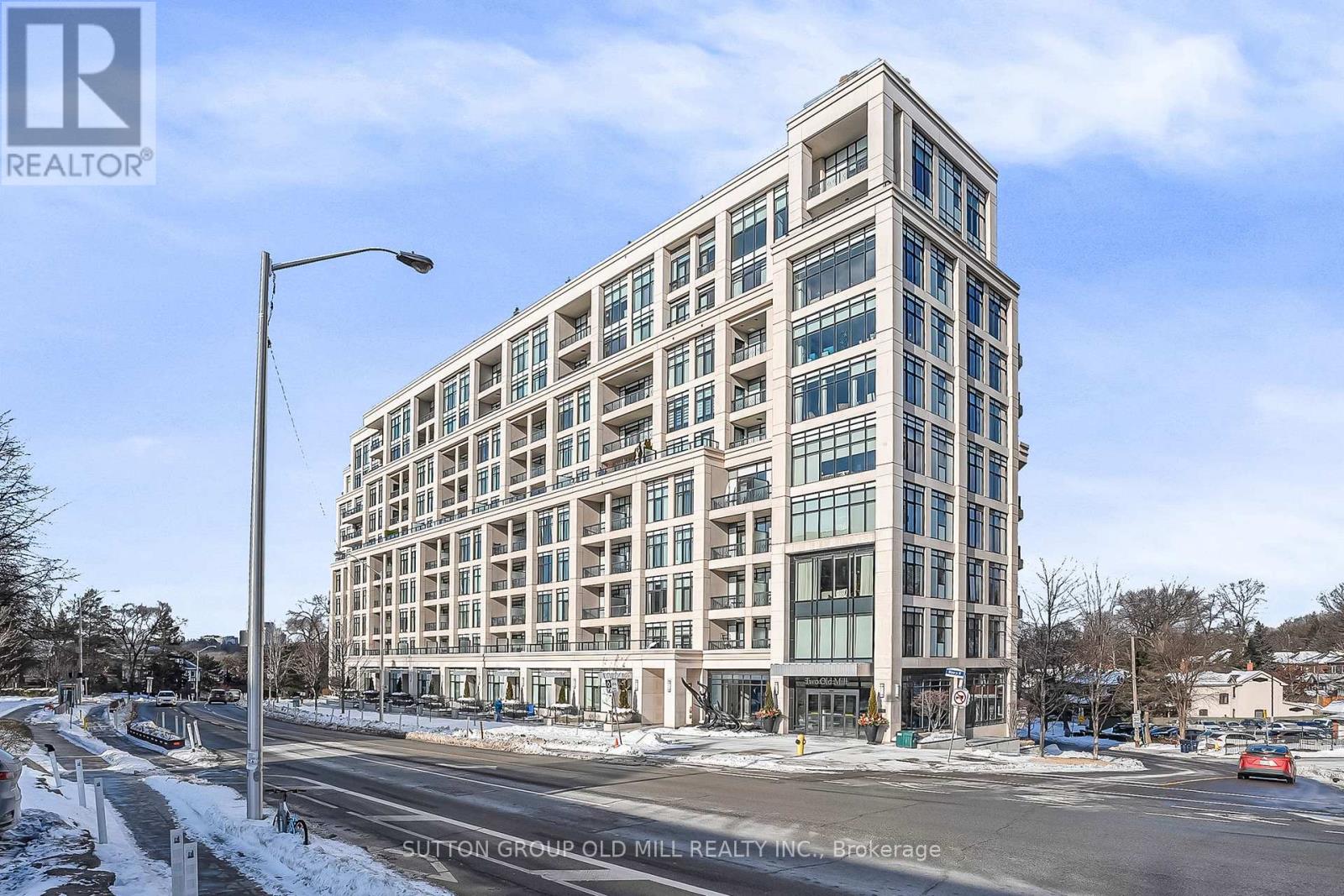 <div class="slider-price">$899,900</div><p>402 - 2 Old Mill Drive, Toronto, Ontario</p>