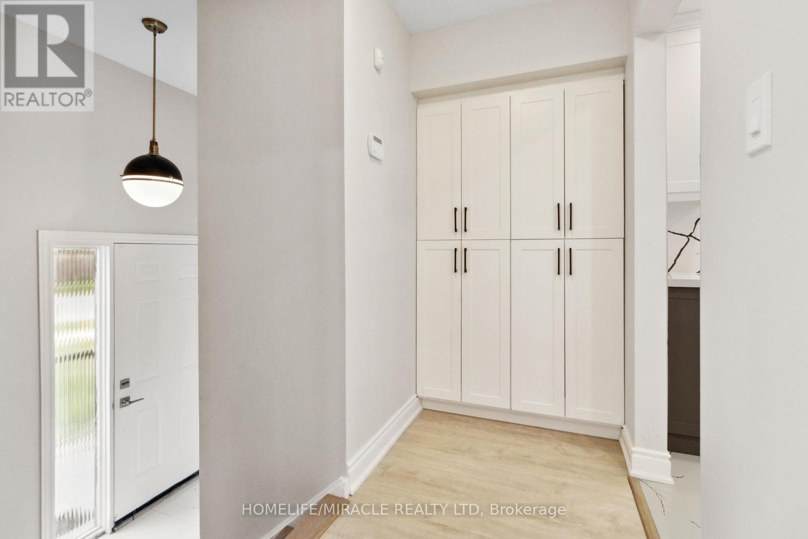 3642 Ellengale Drive, Mississauga, Ontario  L5C 1Z7 - Photo 5 - W12719620