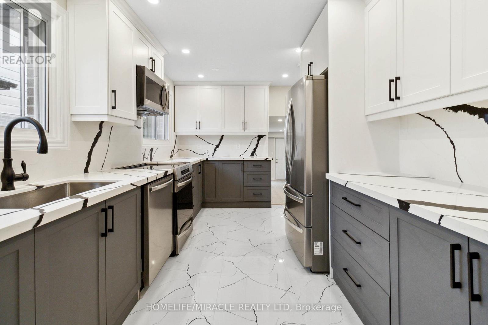 3642 Ellengale Drive, Mississauga, Ontario  L5C 1Z7 - Photo 7 - W12719620