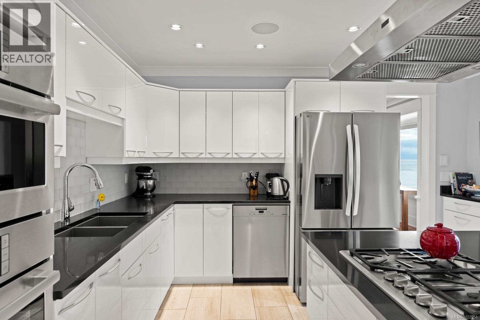 404 Constance Ave, Esquimalt, British Columbia  V9A 6N3 - Photo 12 - 1022954