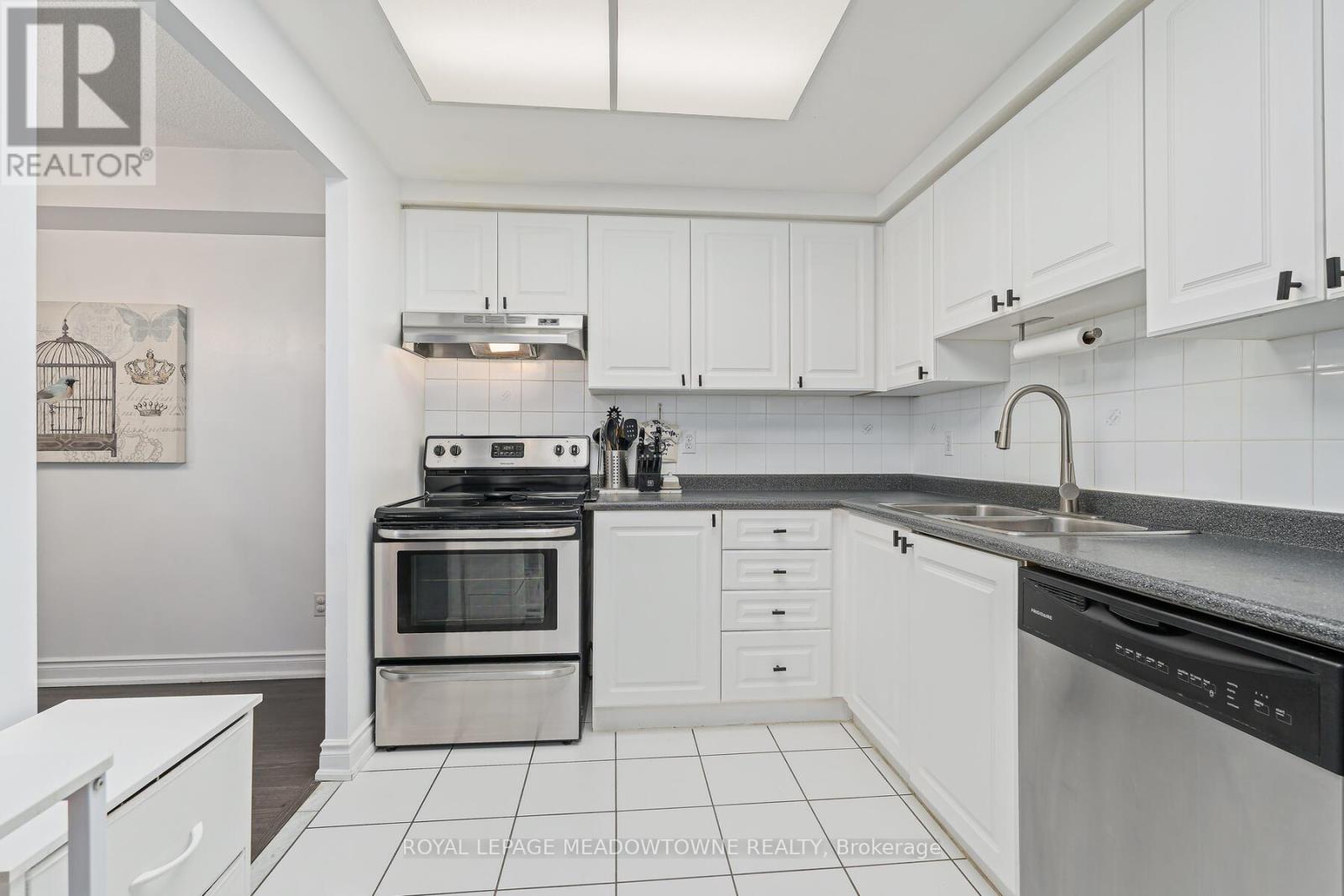 2015 - 135 Hillcrest Avenue, Mississauga, Ontario  L5B 4B1 - Photo 18 - W12719744