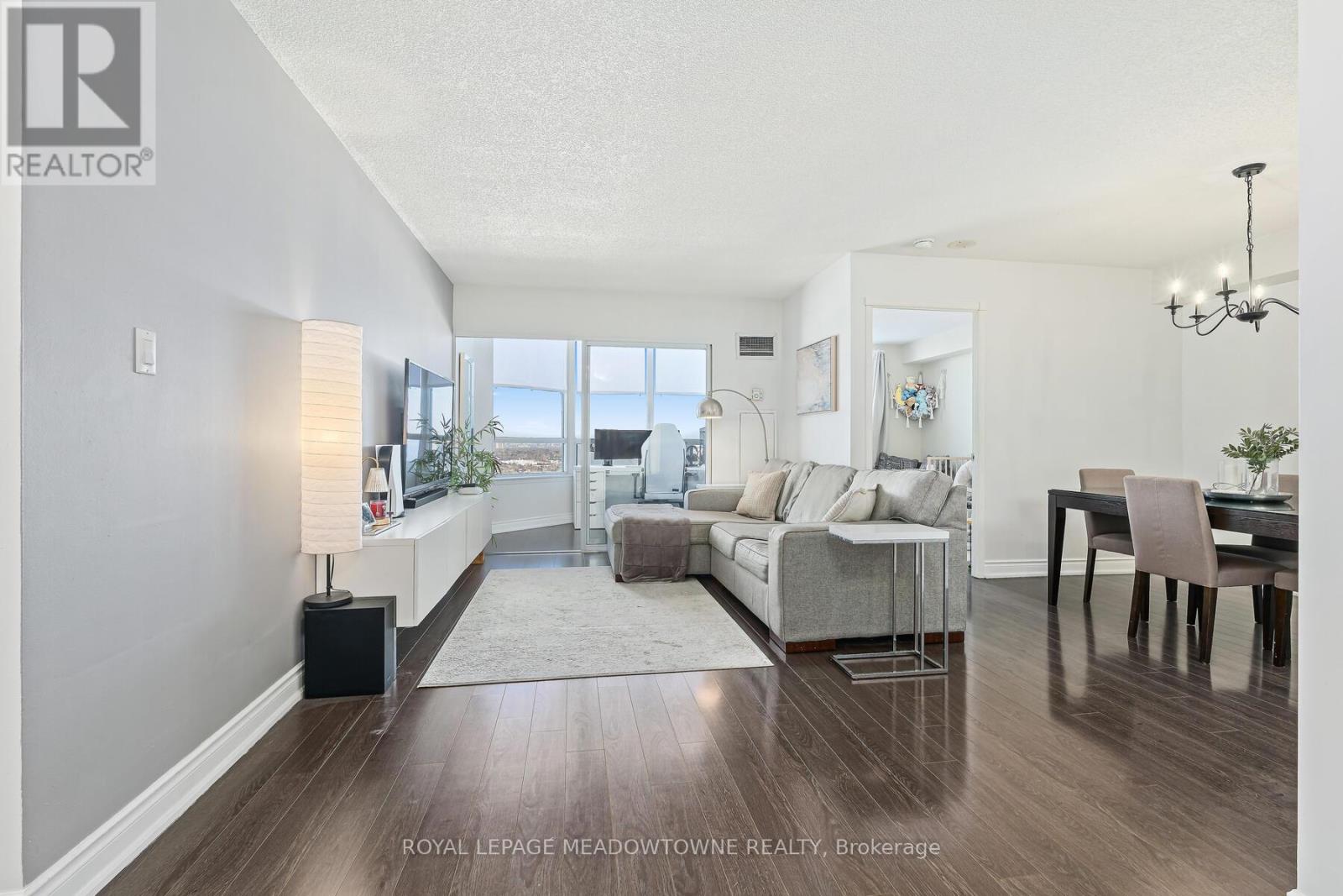 2015 - 135 Hillcrest Avenue, Mississauga, Ontario  L5B 4B1 - Photo 5 - W12719744