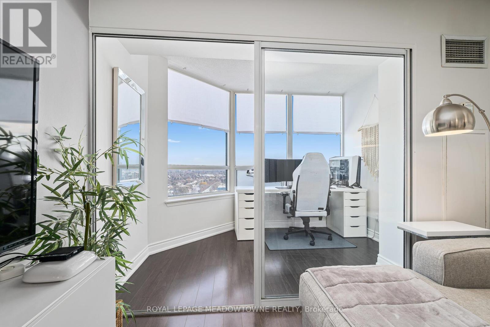 2015 - 135 Hillcrest Avenue, Mississauga, Ontario  L5B 4B1 - Photo 8 - W12719744