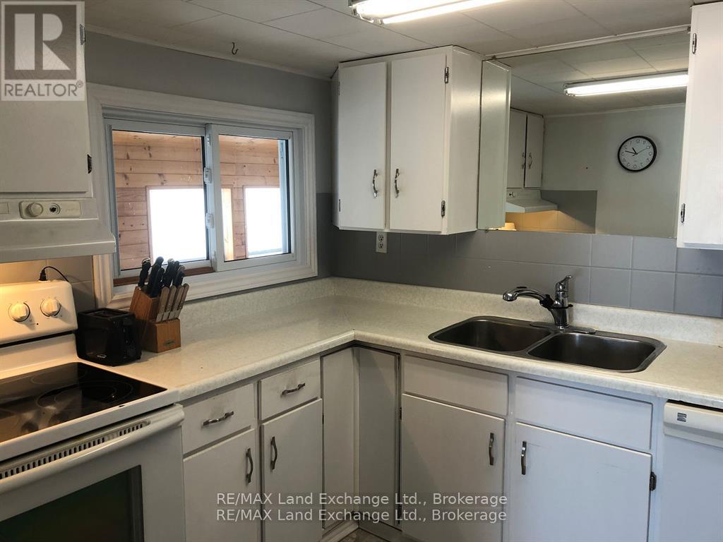 188 Broadway Street, Kincardine, Ontario  N2Z 2X9 - Photo 2 - X12719788