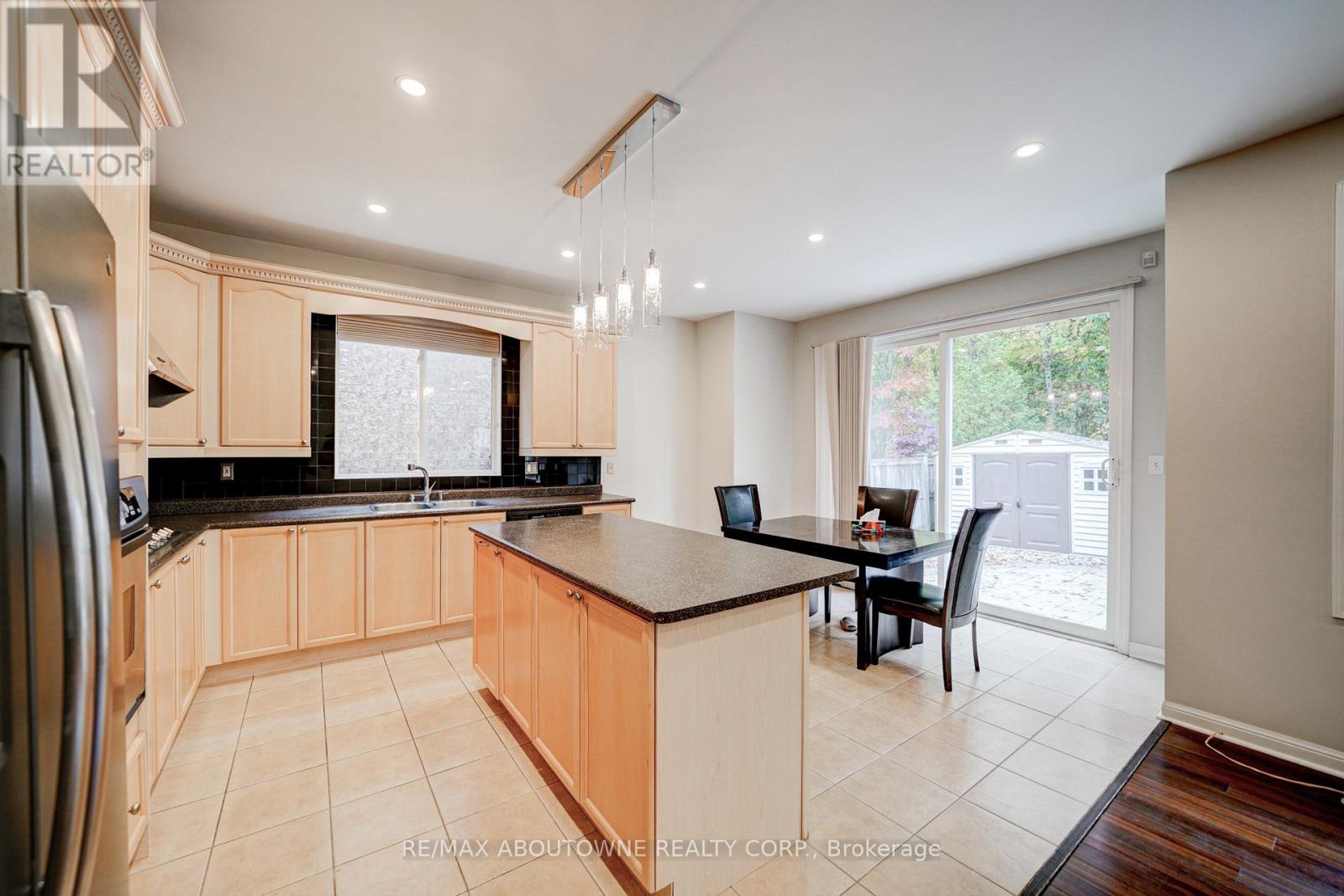 118 Wood Rim Drive, Richmond Hill, Ontario  L4E 4N8 - Photo 11 - N12719778