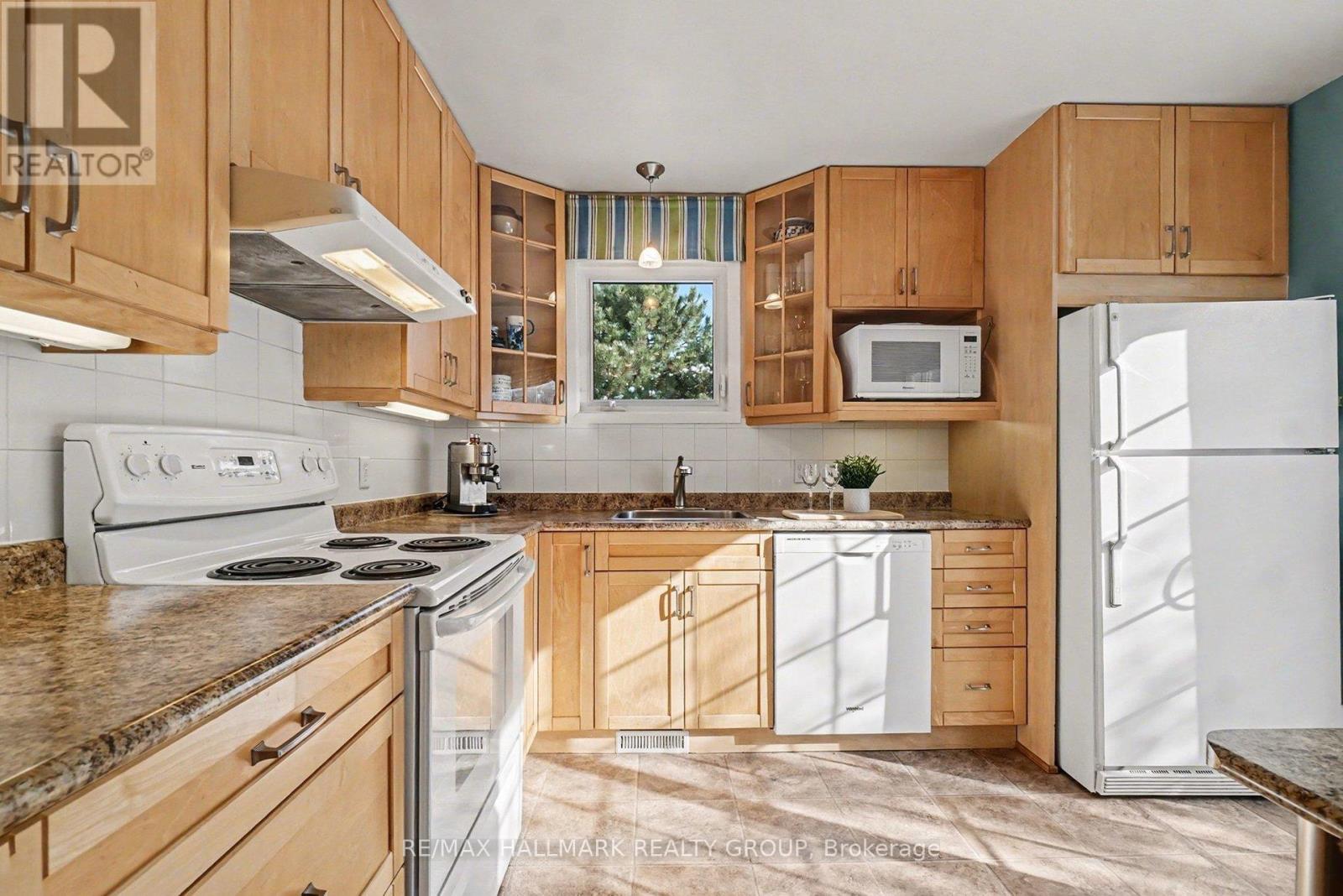 1044 Adley Road, Ottawa, Ontario  K1J 8B9 - Photo 9 - X12719814