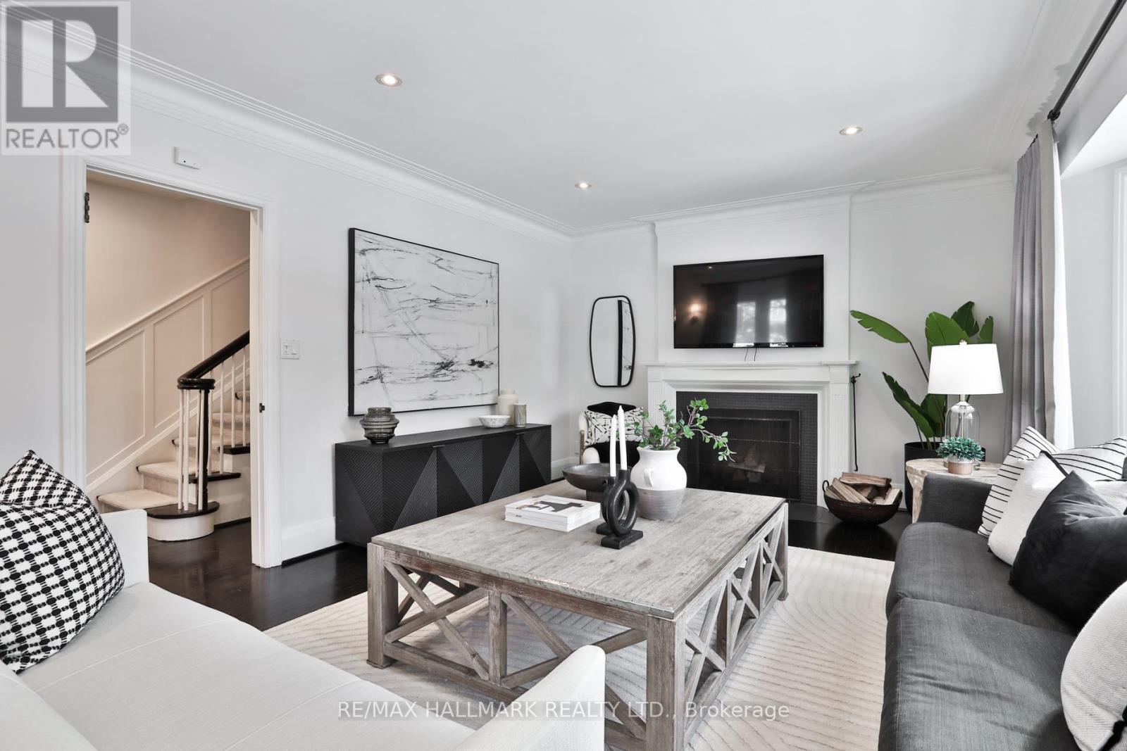 9 Glenarden Road, Toronto, Ontario  M6C 3J8 - Photo 3 - C12719834