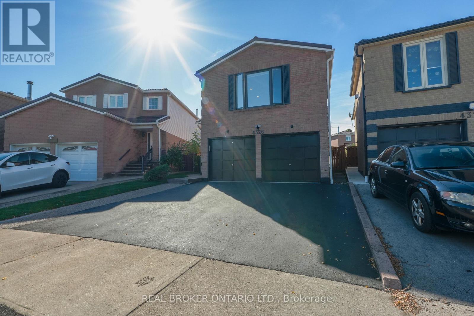 4326 Waterford Crescent, Mississauga, Ontario  L5R 2B2 - Photo 2 - W12719830