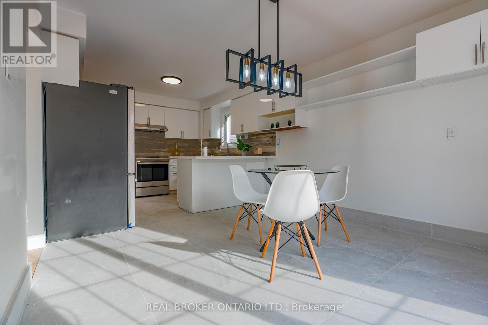 4326 Waterford Crescent, Mississauga, Ontario  L5R 2B2 - Photo 6 - W12719830