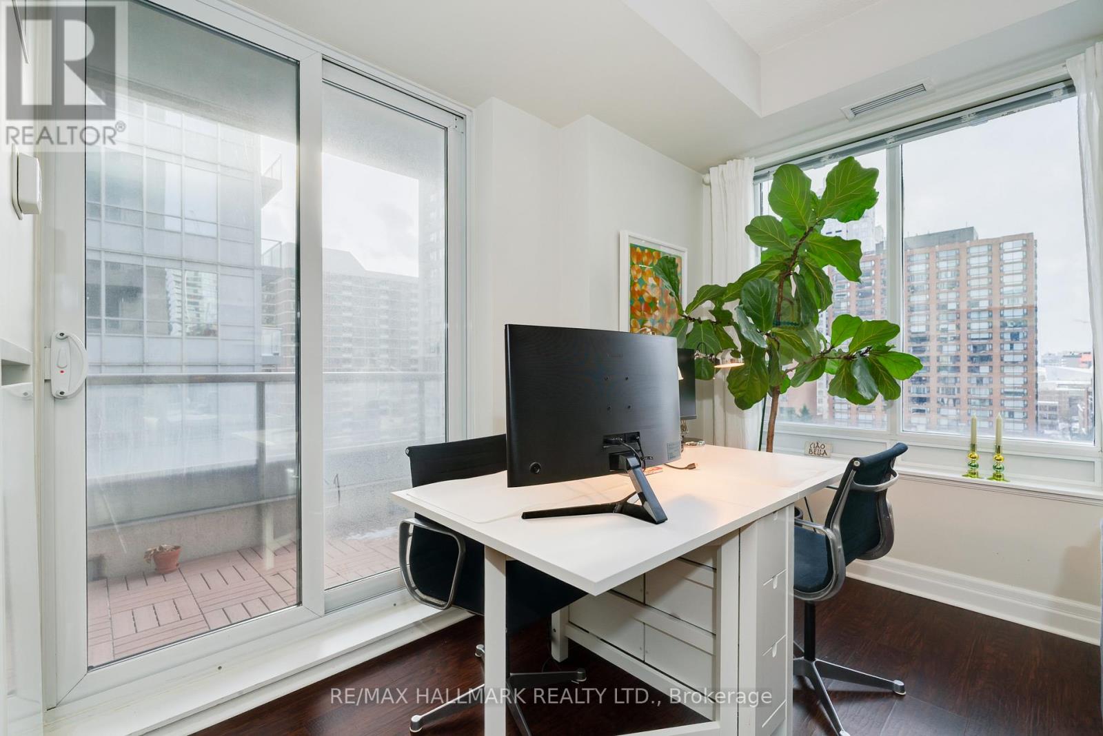 909 - 35 Balmuto Street, Toronto, Ontario  M4Y 0A3 - Photo 3 - C12719948