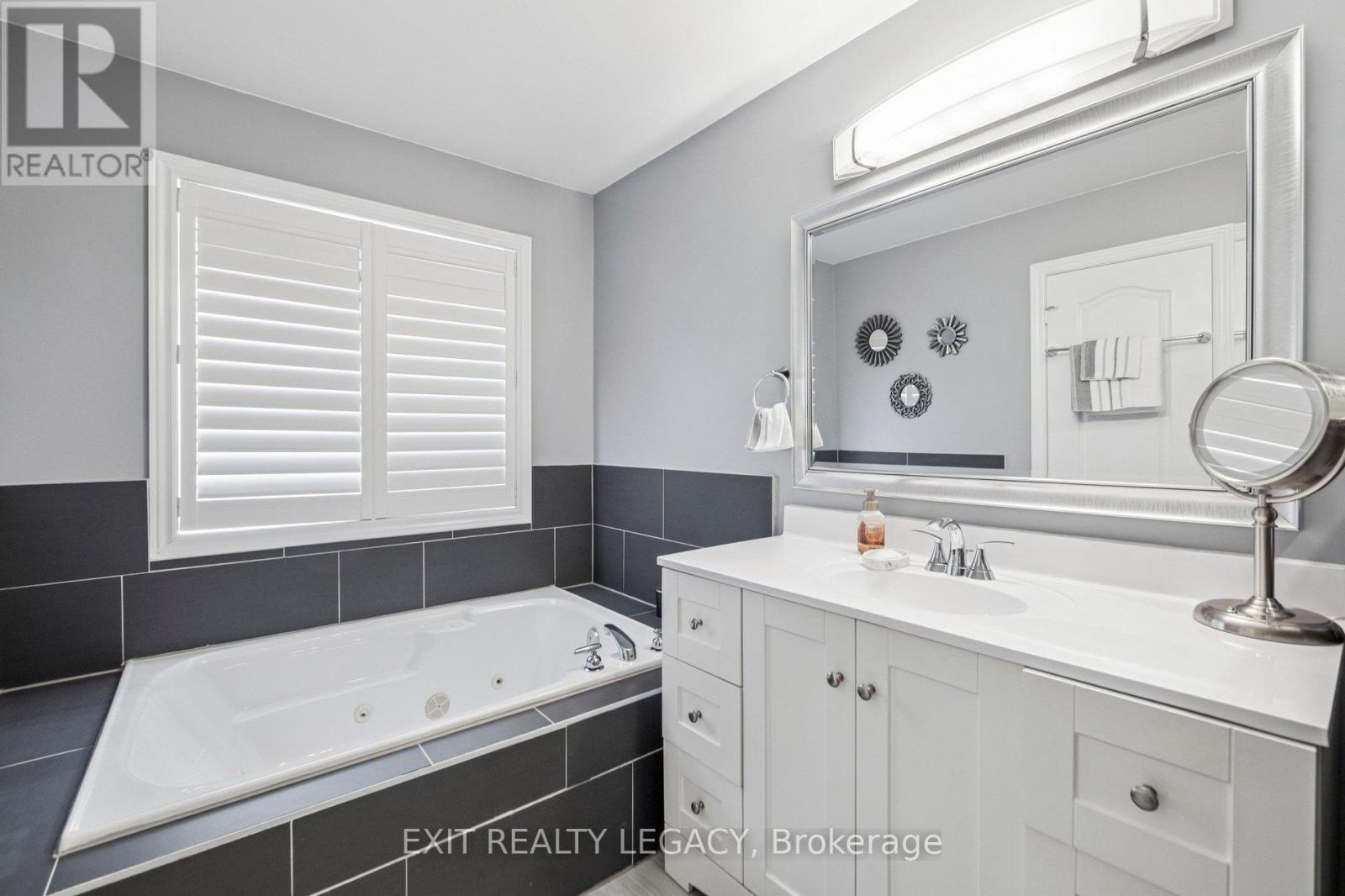 49 Loire Valley Avenue, Vaughan, Ontario  L4J 8V8 - Photo 22 - N12719968