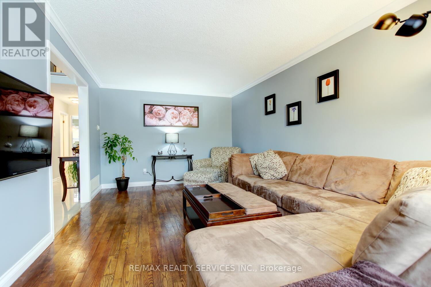 34 Garbutt Crescent, Brampton, Ontario  L6X 3G2 - Photo 8 - W12719942