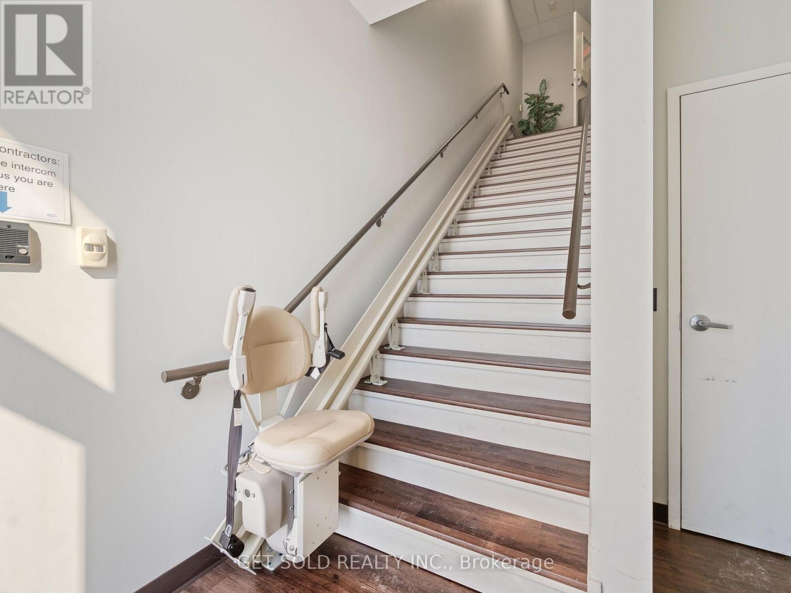 650 Fenmar Drive, Toronto, Ontario  M9L 1R7 - Photo 10 - W12719976