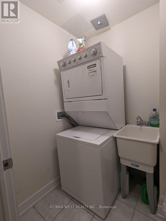 24 - 17 Powerhouse Street, Toronto, Ontario  M6H 0C5 - Photo 5 - W12720010