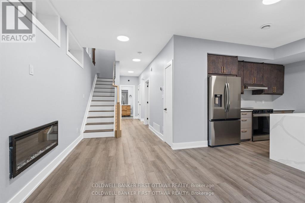 B - 886 Byron Avenue, Ottawa, Ontario  K2A 0A1 - Photo 2 - X12720236