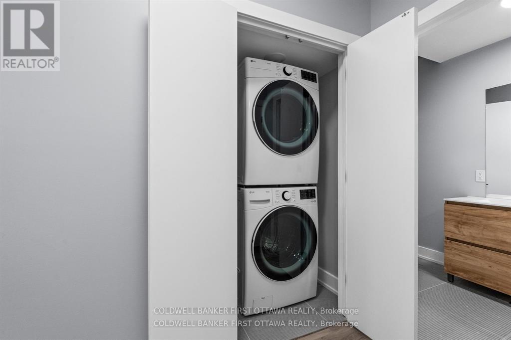 B - 886 Byron Avenue, Ottawa, Ontario  K2A 0A1 - Photo 5 - X12720236