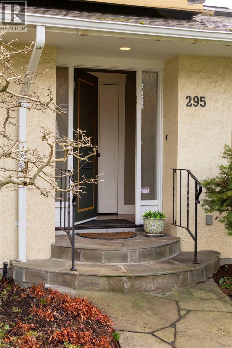 295 St. Charles St, Victoria, British Columbia  V8S 3M9 - Photo 4 - 1023000