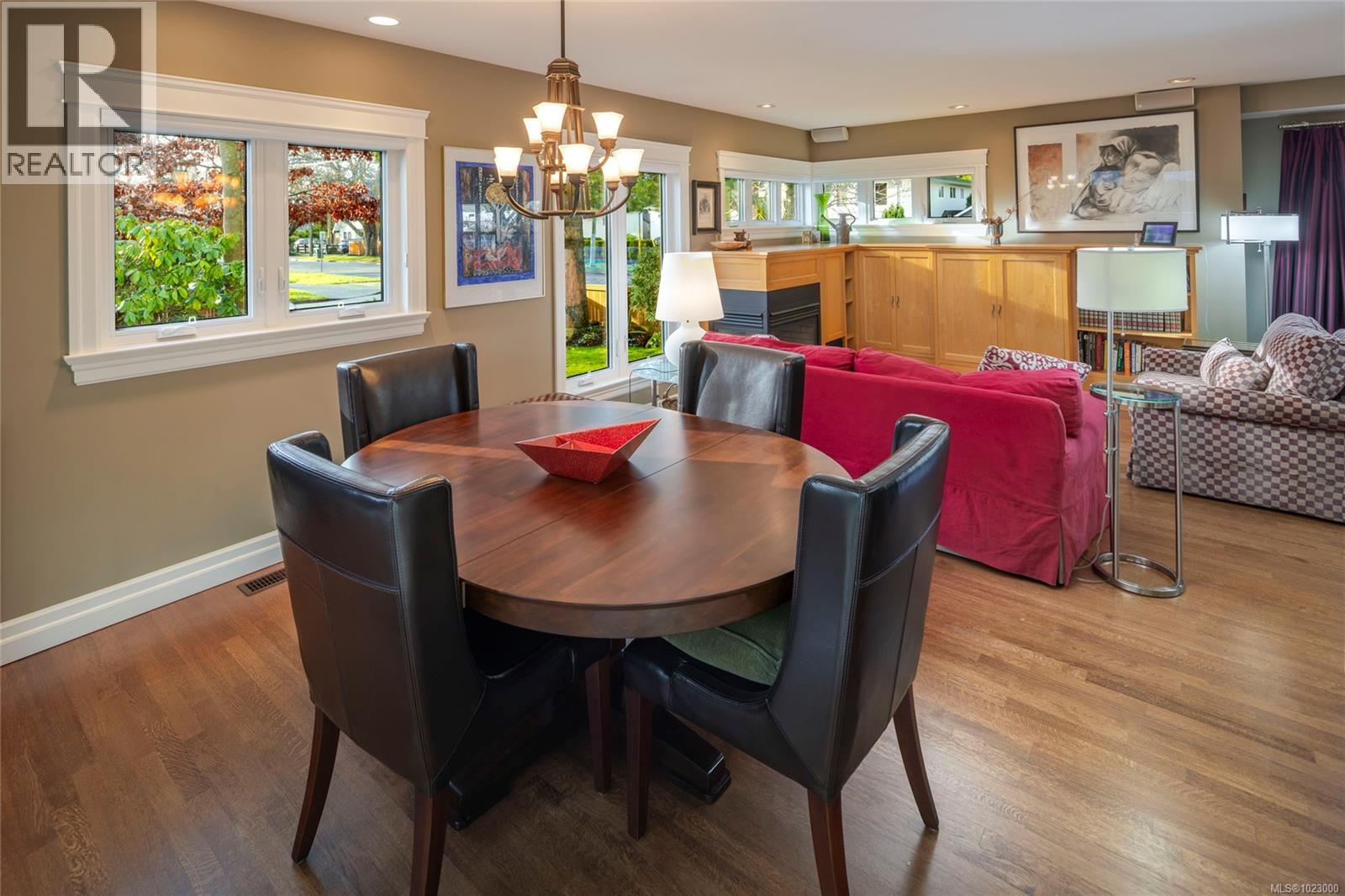 295 St. Charles St, Victoria, British Columbia  V8S 3M9 - Photo 11 - 1023000