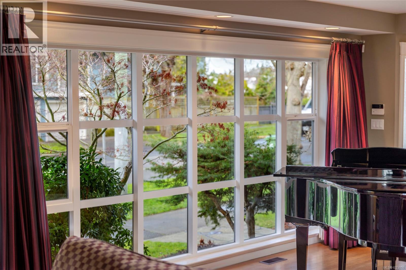 295 St. Charles St, Victoria, British Columbia  V8S 3M9 - Photo 6 - 1023000