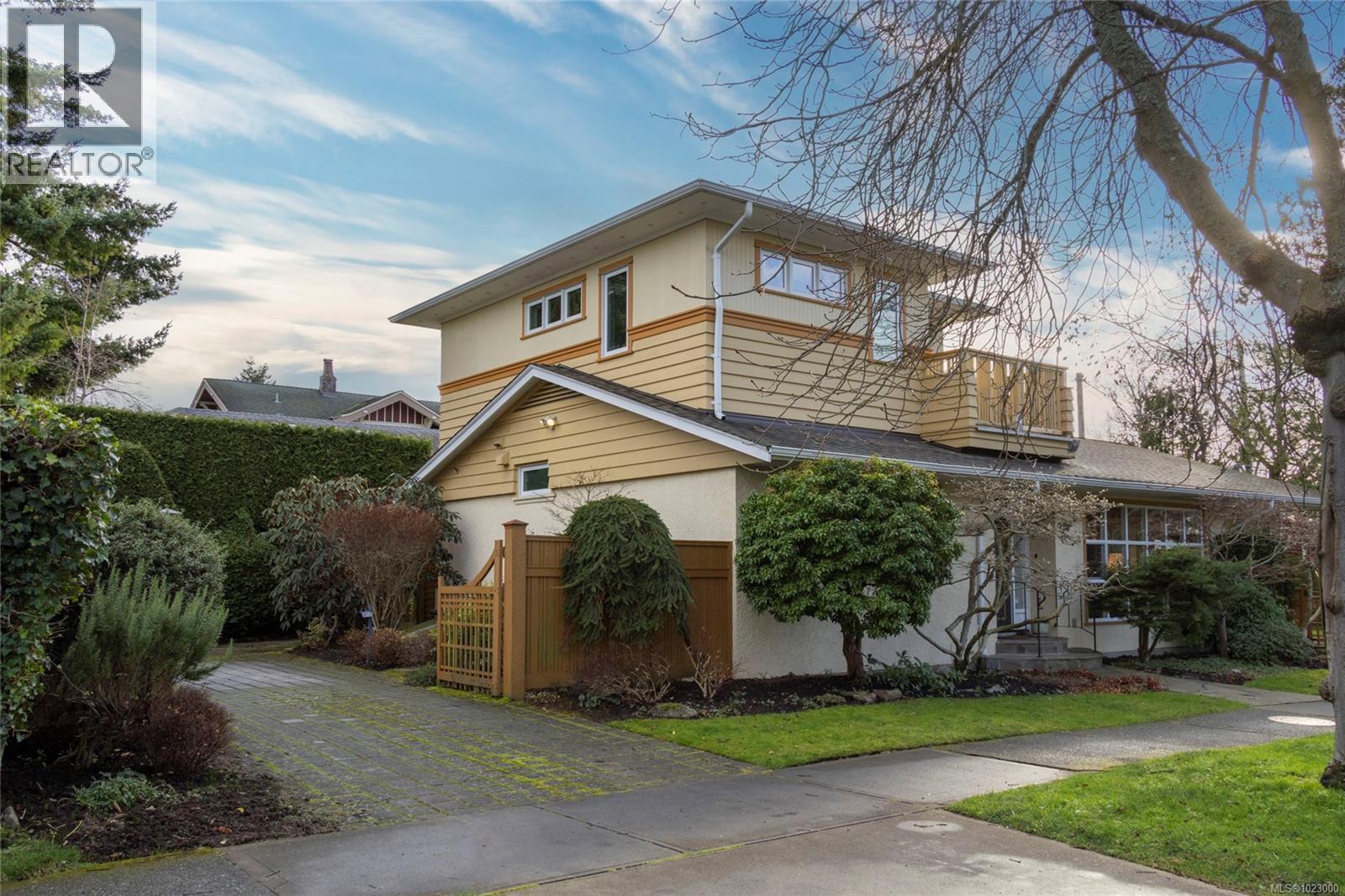 295 St. Charles St, Victoria, British Columbia  V8S 3M9 - Photo 2 - 1023000