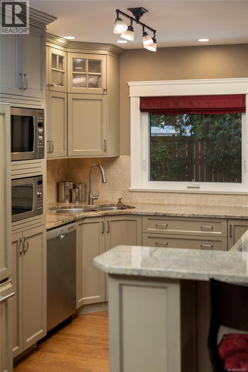 295 St. Charles St, Victoria, British Columbia  V8S 3M9 - Photo 16 - 1023000