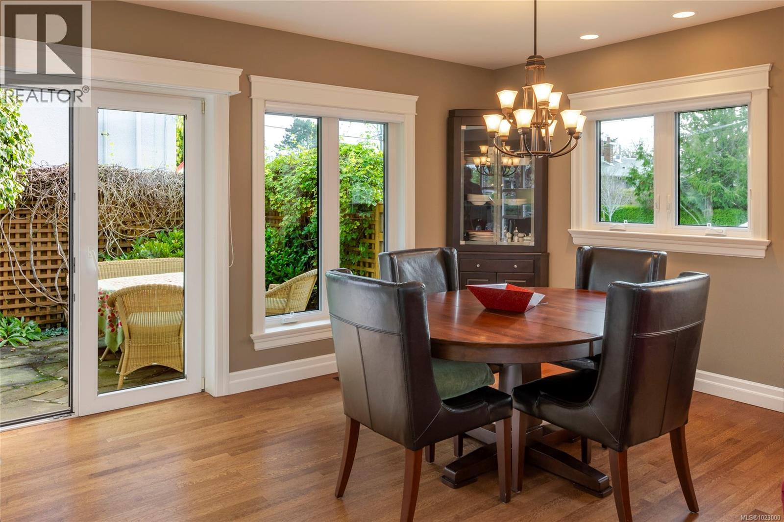 295 St. Charles St, Victoria, British Columbia  V8S 3M9 - Photo 12 - 1023000