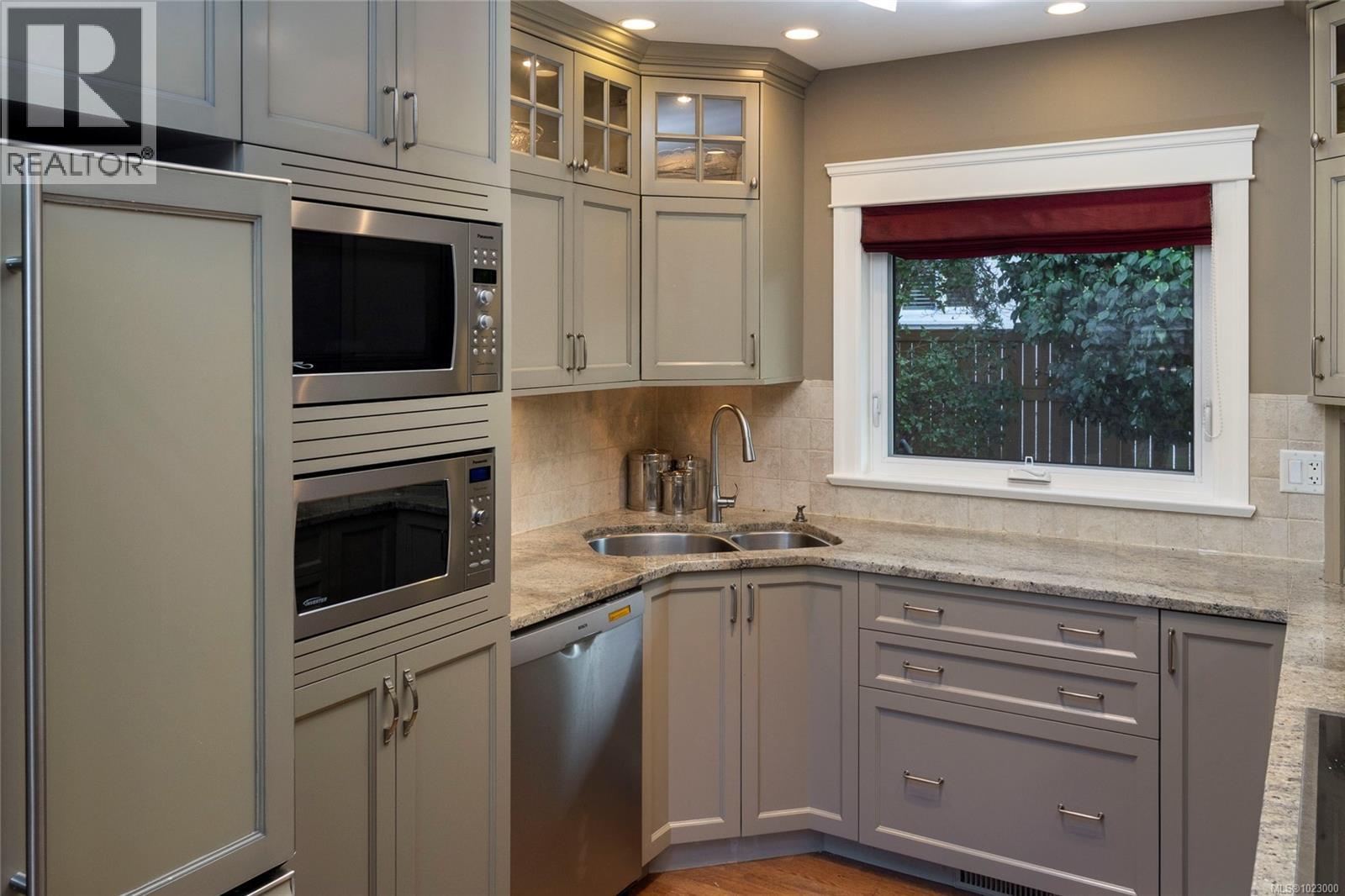 295 St. Charles St, Victoria, British Columbia  V8S 3M9 - Photo 17 - 1023000