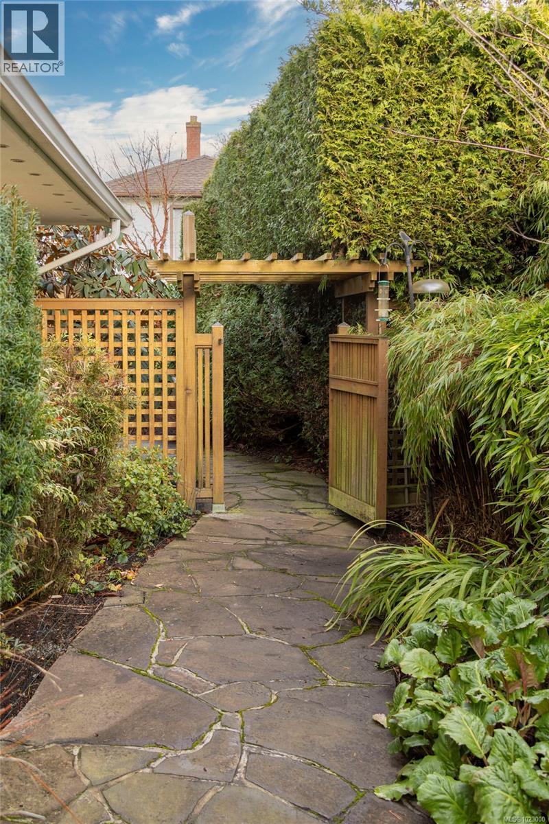 295 St. Charles St, Victoria, British Columbia  V8S 3M9 - Photo 32 - 1023000