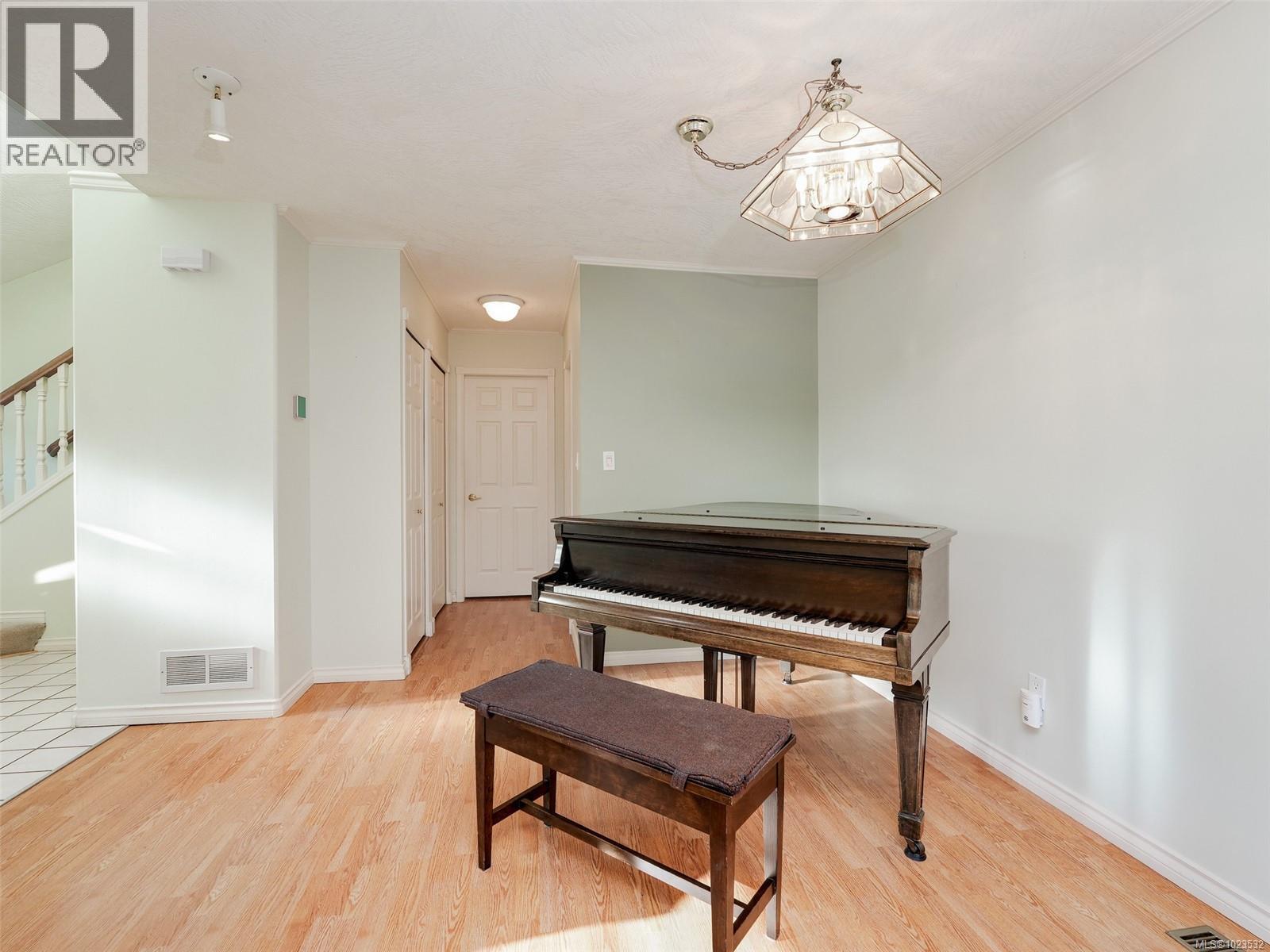 10 500 Marsett Pl, Saanich, British Columbia  V8Z 7J1 - Photo 4 - 1023532