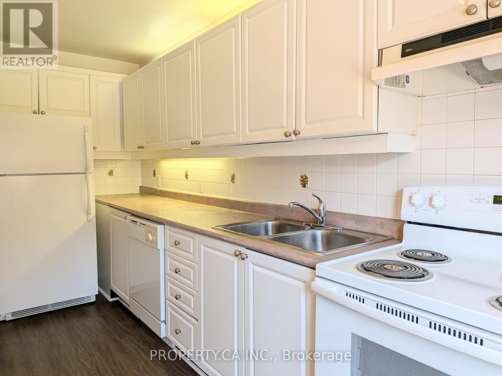 64 Arnold Avenue, Toronto, Ontario  M5A 3B2 - Photo 6 - C12720116