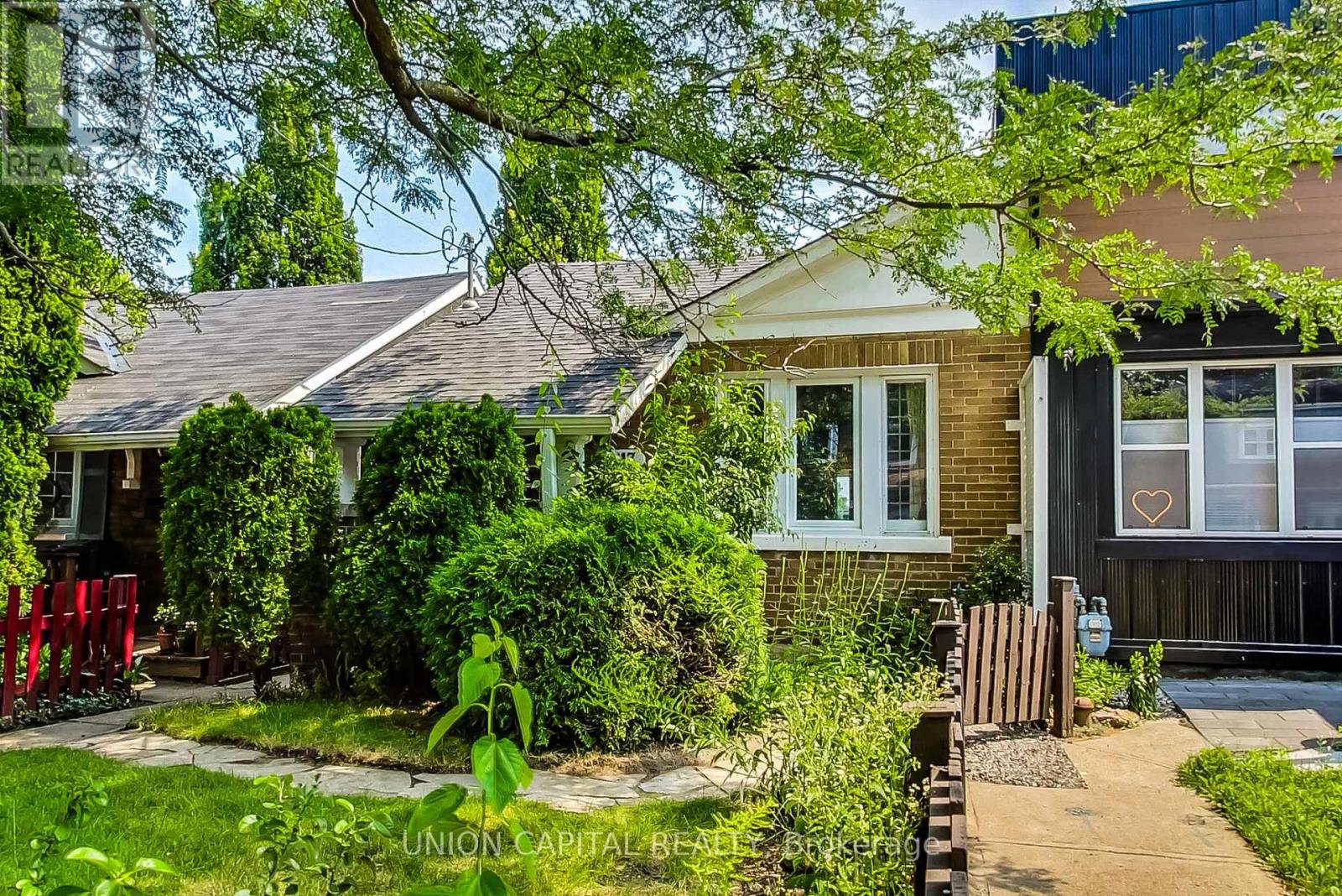 UPPER - 317 VICTORIA PARK AVENUE, Toronto, Ontario