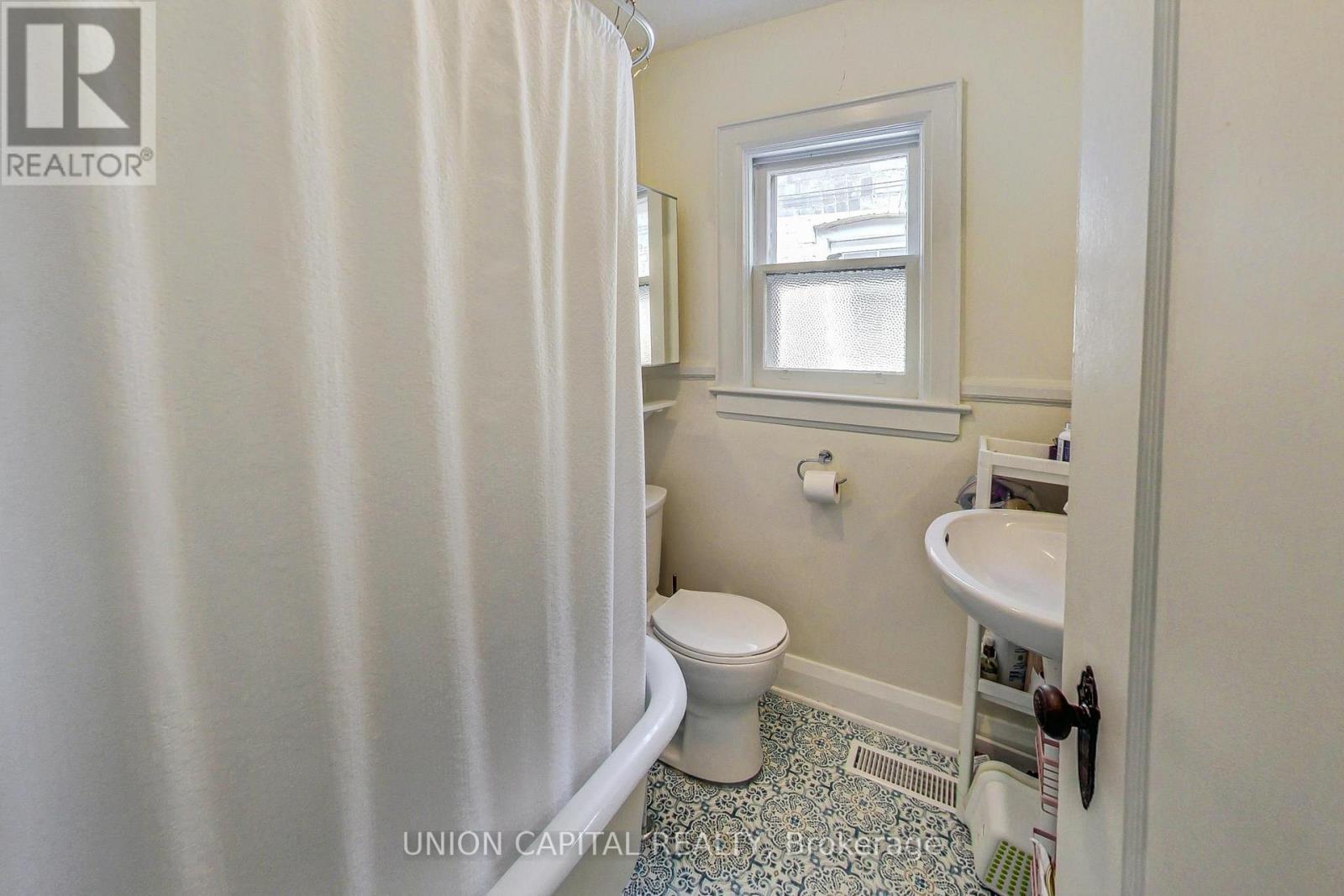 Upper - 317 Victoria Park Avenue, Toronto, Ontario  M4E 3S7 - Photo 23 - E12720196