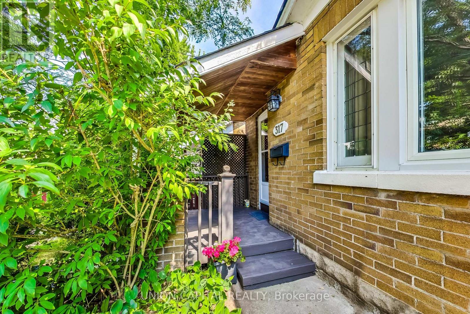 Upper - 317 Victoria Park Avenue, Toronto, Ontario  M4E 3S7 - Photo 4 - E12720196