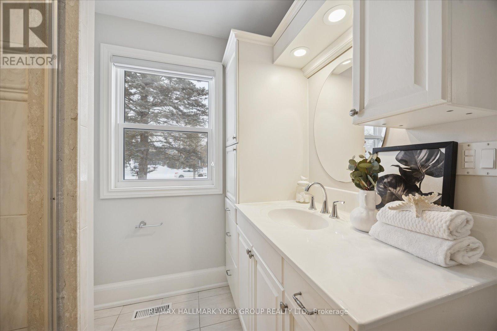 501 Samuel Harper Court, East Gwillimbury, Ontario  L0G 1M0 - Photo 17 - N12720068