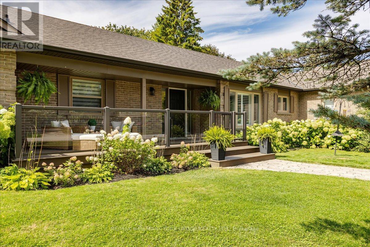 501 Samuel Harper Court, East Gwillimbury, Ontario  L0G 1M0 - Photo 2 - N12720068